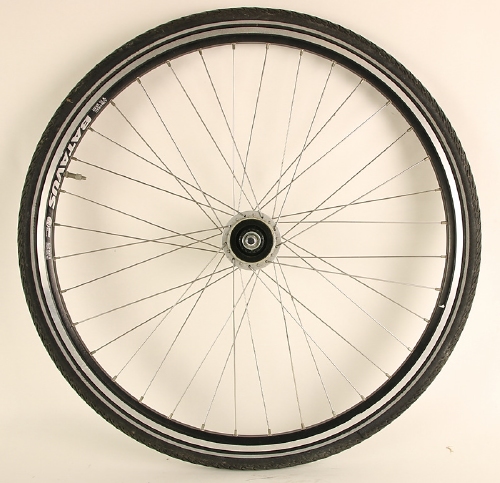 Voorwiel 28 inch met zwarte velg en naafdynamo z.g.a.n.