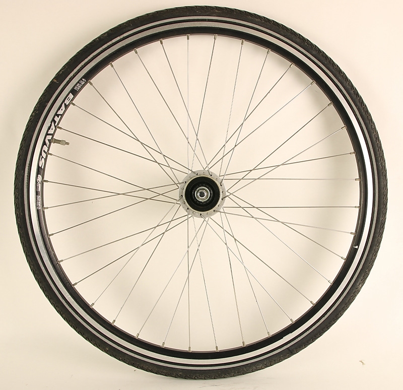 Voorwiel 28 inch met zwarte velg en naafdynamo z.g.a.n.